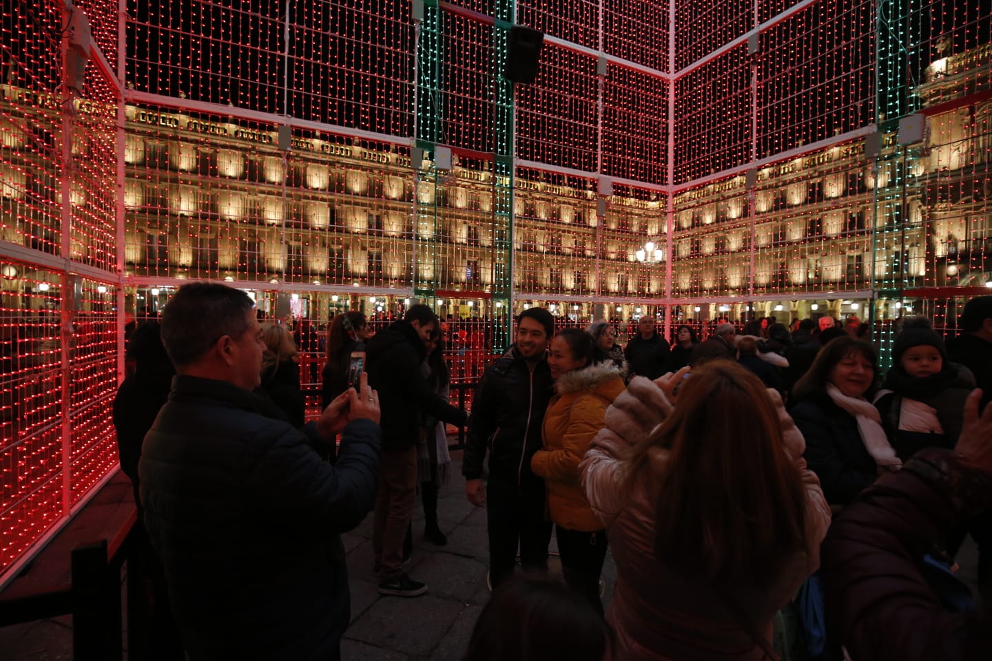 Fotos: El brillo de la Navidad deslumbra en la Plaza Mayor de Salamanca