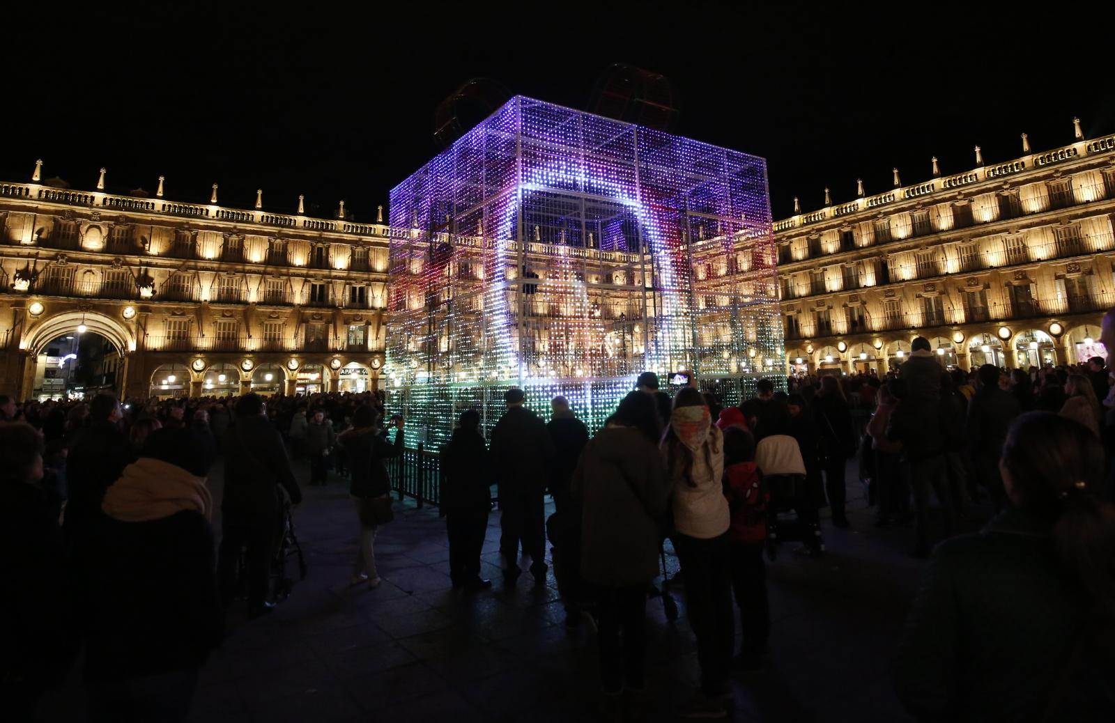 Fotos: El brillo de la Navidad deslumbra en la Plaza Mayor de Salamanca