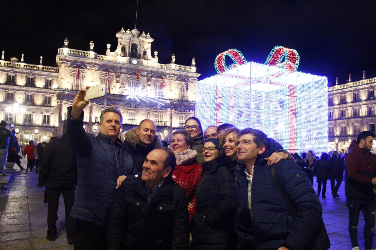 Fotos: El brillo de la Navidad deslumbra en la Plaza Mayor de Salamanca