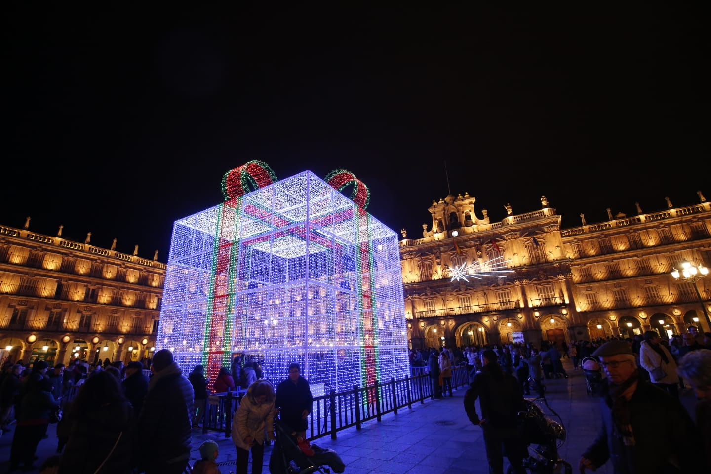 Fotos: El brillo de la Navidad deslumbra en la Plaza Mayor de Salamanca