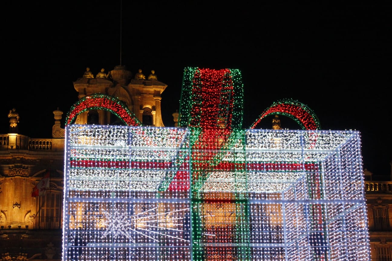 Fotos: El brillo de la Navidad deslumbra en la Plaza Mayor de Salamanca