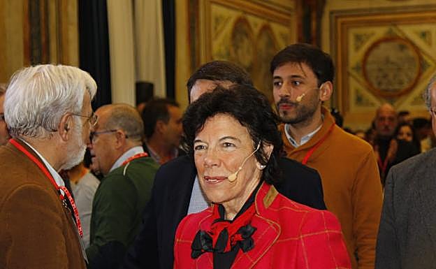 La ministra de Educación, antes de iniciar su intervención en el Esculea de Gobierno del PSOE de Castilla y León