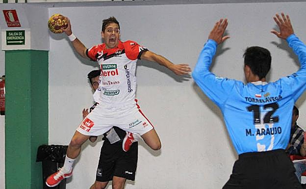 Bruno Vírseda efectúa un lanzamiento en un anterior partido frente al BM Torrelavega.