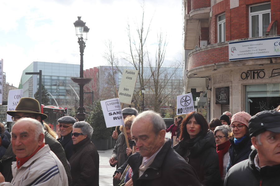 Fotos: 3.000 personas salen a la calle en Burgos para defender la Atención Primaria