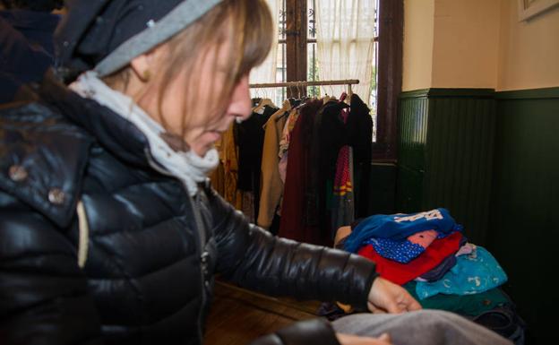 Imagen principal - Una ONG promueve el intercambio de ropa usada para evitar la basura textil en Valladolid