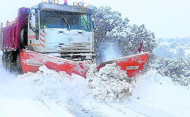 Una quitanieves despeja una carretera de la provincia el pasado invierno. 