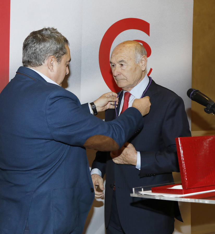 Fotos: Vicente Villagrá recibe la medalla de honor de la Cámara de Comercio de Palencia