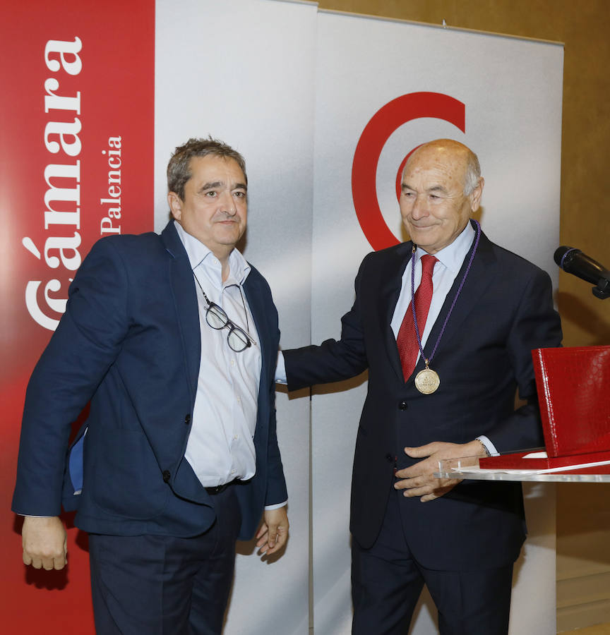 Fotos: Vicente Villagrá recibe la medalla de honor de la Cámara de Comercio de Palencia