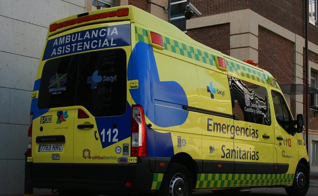 Imagen de una ambulancia de Sacyl. 