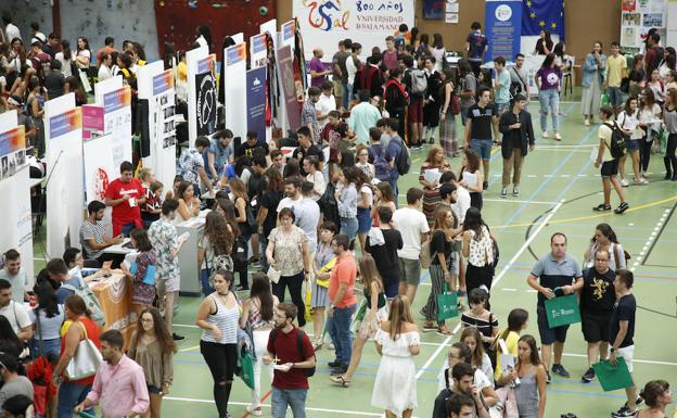 Imagen de archivo de la Feria de Bienvenida a los alumnos de primer curso de la USAL, celebrada el pasado mes de septiembre. 