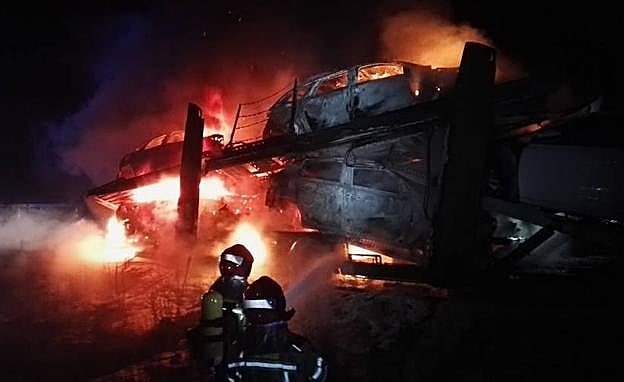 El fuego arrasó seis de los ocho vehículos que transportaba el camión. 