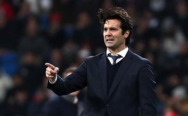 Solari da instrucciones durante el partido ante el Rayo.