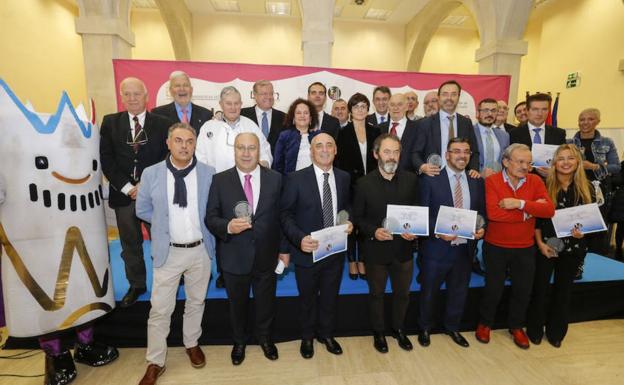 Foto de galardonados y representantes de las instituciones que han apoyado León Manjar de Reyes. 