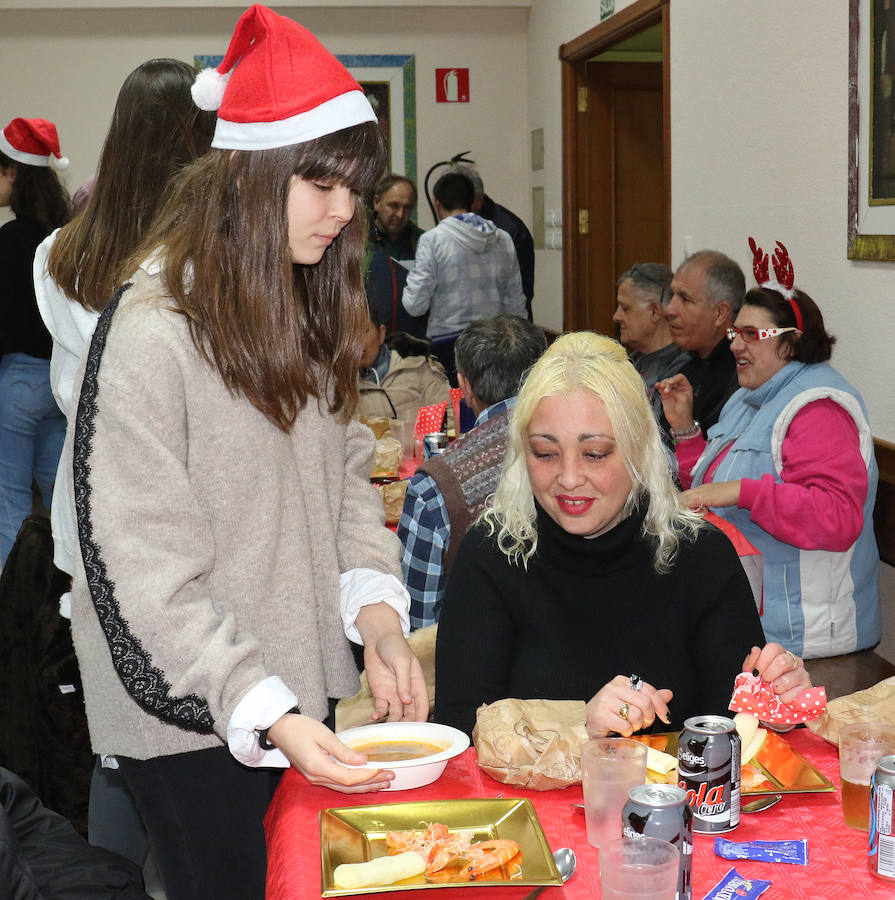 Fotos: Cena navideña ofrecida por Asalvo para personas sin recursos de Valladolid