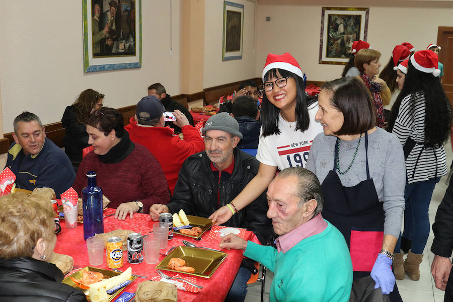 Fotos: Cena navideña ofrecida por Asalvo para personas sin recursos de Valladolid