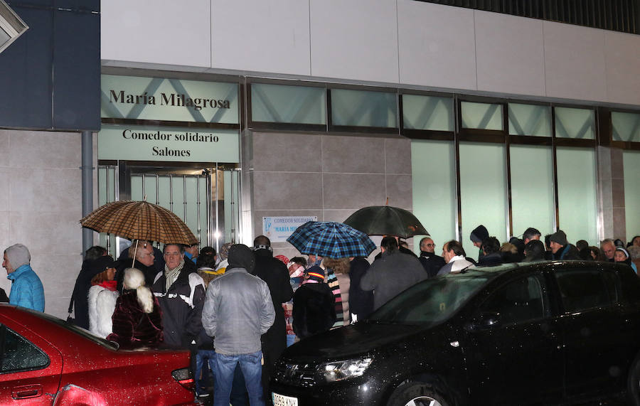 Fotos: Cena navideña ofrecida por Asalvo para personas sin recursos de Valladolid