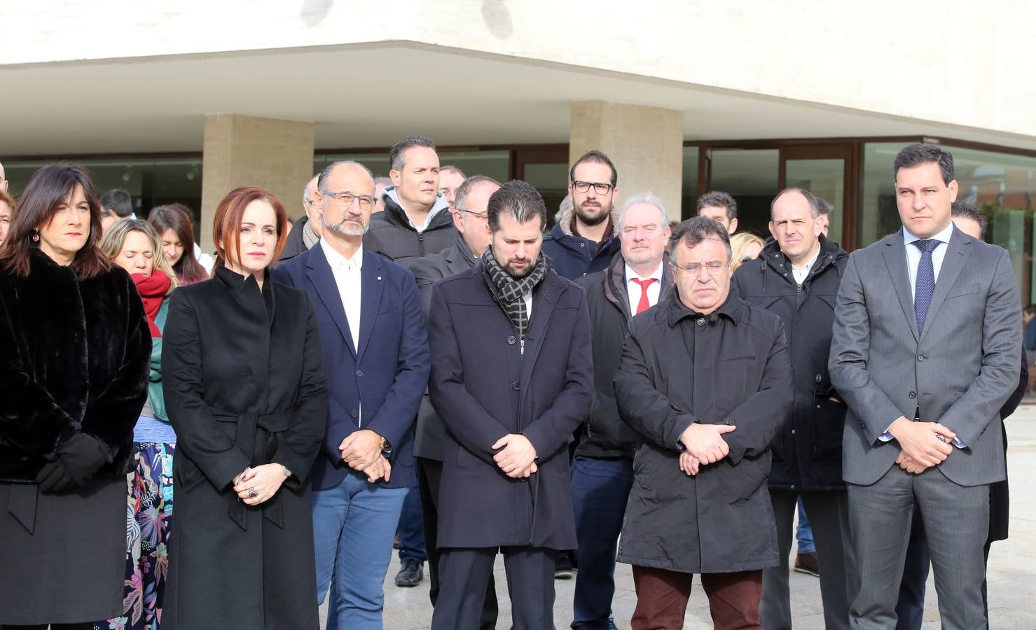 La presidenta de las Cortes, Silvia Clemente, junto a los portavoces de los grupos parlamentarios participan en un minuto de silencio en repulsa al asesinato de la profesora zamorana Laura Luelmo.