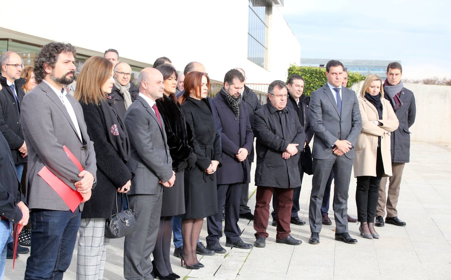 La presidenta de las Cortes, Silvia Clemente, junto a los portavoces de los grupos parlamentarios participan en un minuto de silencio en repulsa al asesinato de la profesora zamorana Laura Luelmo.