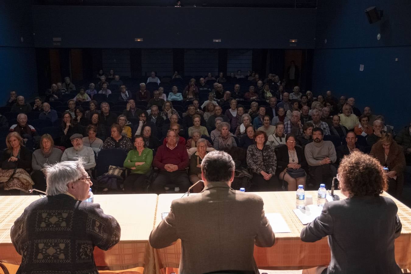 El alcalde, Óscar Puente, y la concejala de Servicios Sociales, Rafi Romero, presentaron a los vecinos del barrio el proyecto de ampliación del centro de mayores, una intervención que requerirá 918.394 euros de inversión y que se ejecutará en tres fases