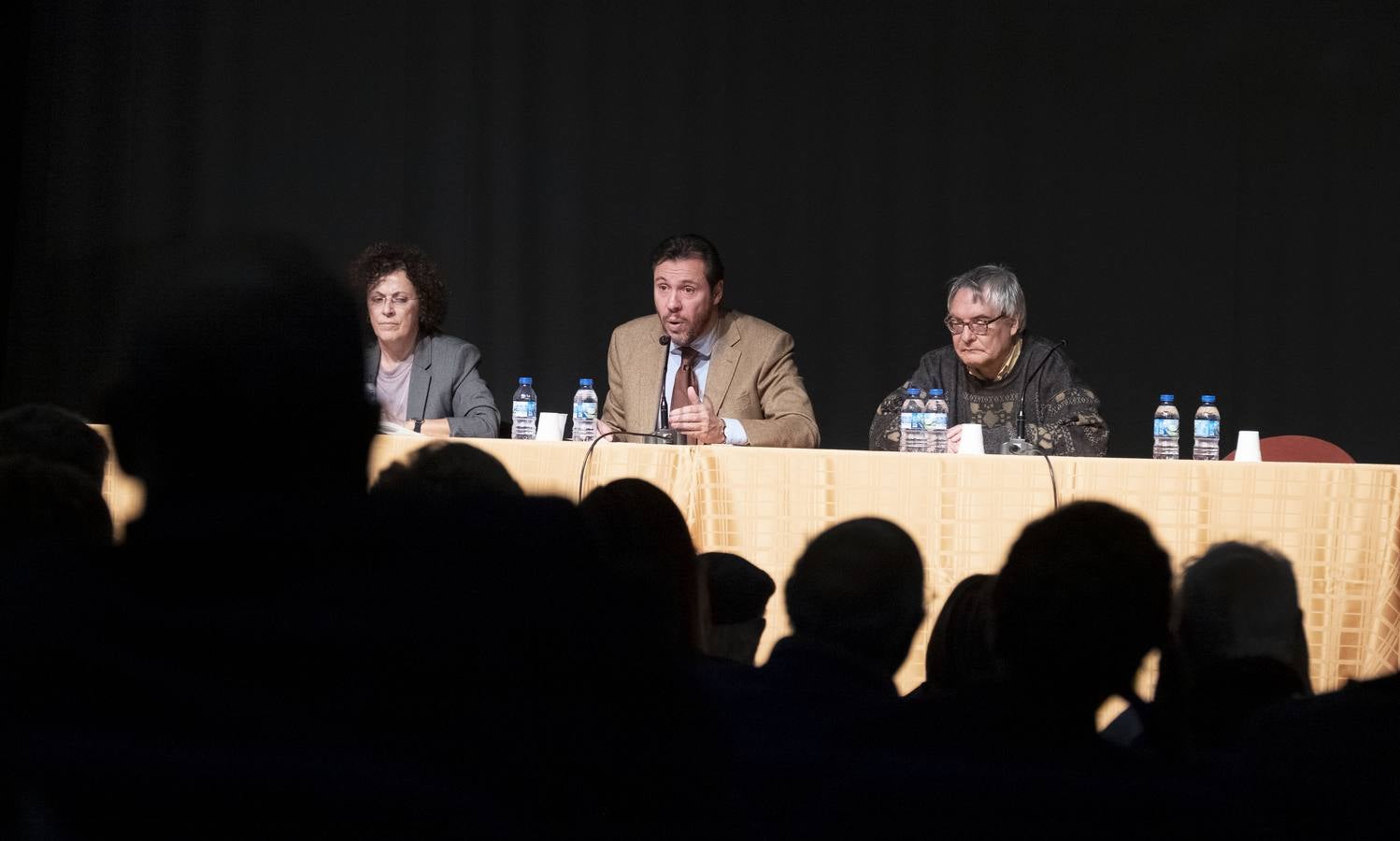 El alcalde, Óscar Puente, y la concejala de Servicios Sociales, Rafi Romero, presentaron a los vecinos del barrio el proyecto de ampliación del centro de mayores, una intervención que requerirá 918.394 euros de inversión y que se ejecutará en tres fases