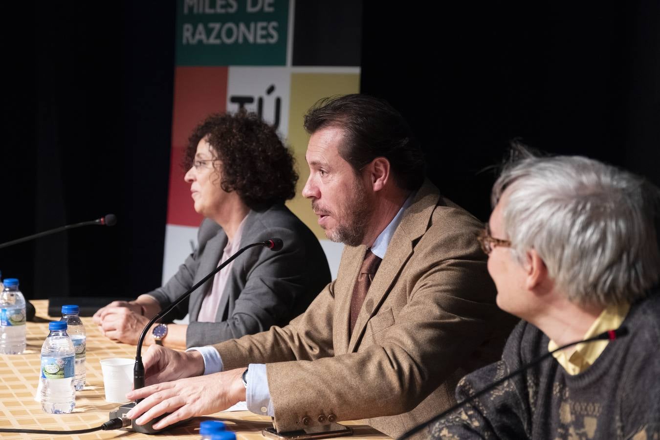 El alcalde, Óscar Puente, y la concejala de Servicios Sociales, Rafi Romero, presentaron a los vecinos del barrio el proyecto de ampliación del centro de mayores, una intervención que requerirá 918.394 euros de inversión y que se ejecutará en tres fases