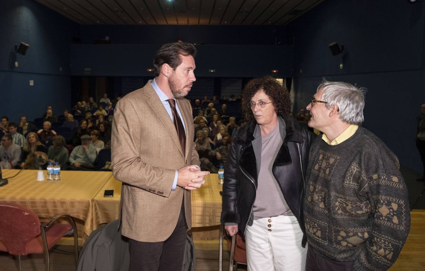 El alcalde, Óscar Puente, y la concejala de Servicios Sociales, Rafi Romero, presentaron a los vecinos del barrio el proyecto de ampliación del centro de mayores, una intervención que requerirá 918.394 euros de inversión y que se ejecutará en tres fases