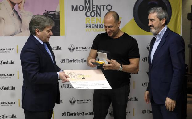 Ángel de la Heras, director general de El Norte de Castilla, entrega su premio a Luis Hernández, ante Jesús Presa, director de comunicación de Renault.