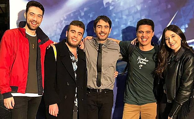 Los cuatro jóvenes estudiantes del campus de Segovia, junto a Juanra Bonet, presentador de ¡Boom!