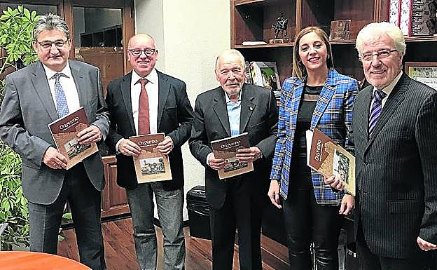 Óscar Campillo, Alfonso Centeno, Zenón García, Inmaculada Toledano y Miguel Ángel Soria, tras la presentación del libro. 