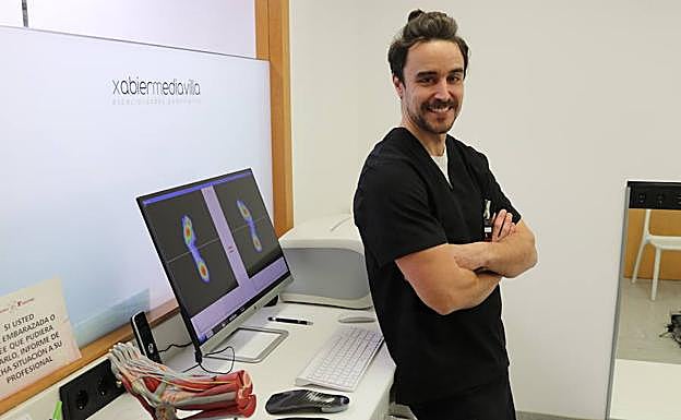 Xabier Mediavilla frente a uno de los estudios mecánicos para realizar las plantillas de fibra de carbono. 