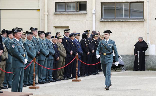 El nuevo jefe de la Comandancia de la Guardia Civil, el teniente coronel Rafael Campos Barquín, ayer, durante el pase de revista. Ala derecha, jura durante la posesión de su cargo.