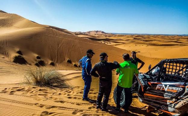 Carranza, Fernández y sus asistencias, durante unos entrenamientos en las dunas de Marruecos. 