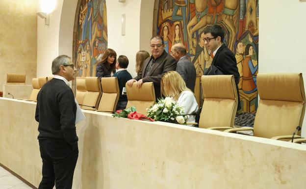 Gabriel Risco (Ganemos) conversa con José Luis Mateos (PSOE) en el último pleno municipal. 