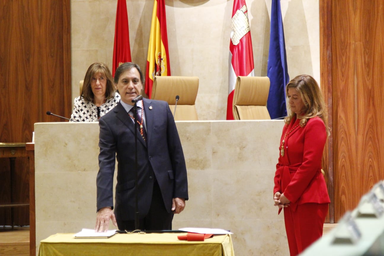 El que fuera teniente de alcalde con Alfonso Fernández Mañueco, que renunció a la Alcaldía y a su acta de concejal de manera voluntaria para centrarse en su candidatura a la presidencia de la Junta, se coloca ahora al frente del Consistorio