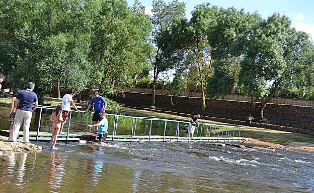 Los vecinos colocaron una pasarela allá por el año 2014 que tuvieron que retirar. 