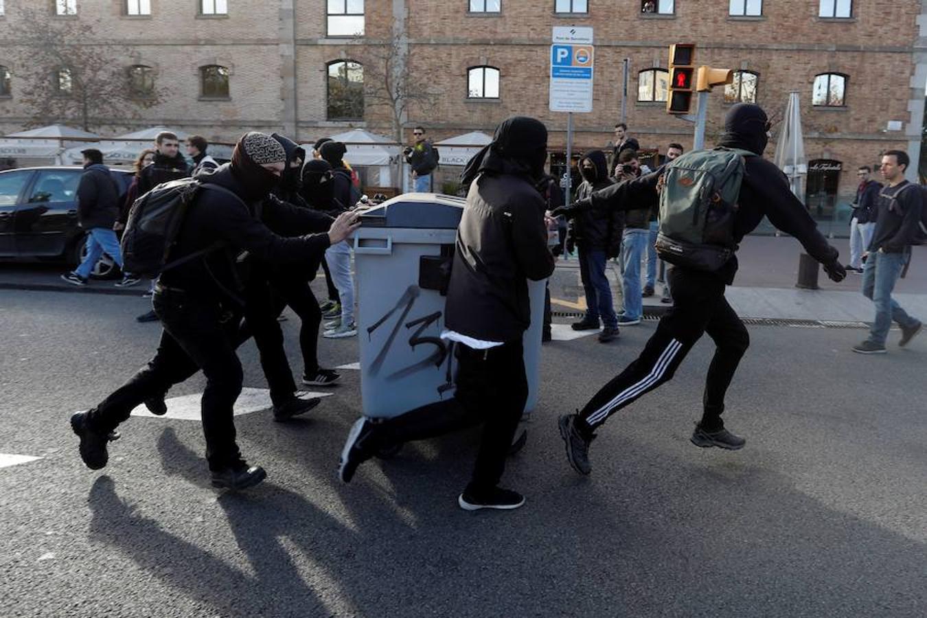 El presidente del Gobierno, Pedro Sánchez, preside este viernes el Consejo de Ministros en la Llotja de Mar de Barcelona. La ciudad condal vive una jornada de concentraciones y protestas de la mano de los CDR.