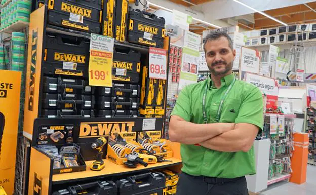 David Mariscal, jefe sector de la sección de herramientas ferretería de la tienda Leroy Merlin Valladolid