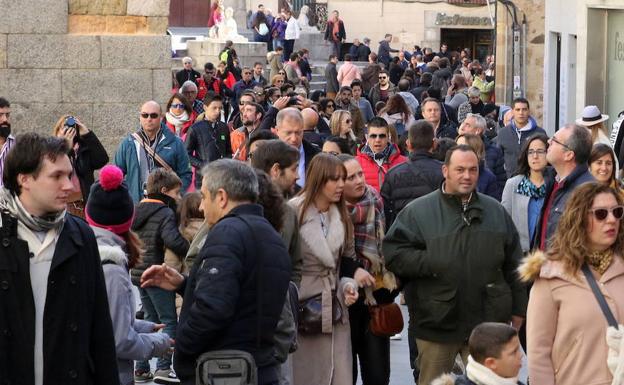 La Calle Real, repleta de gente en el puente de los Santos.