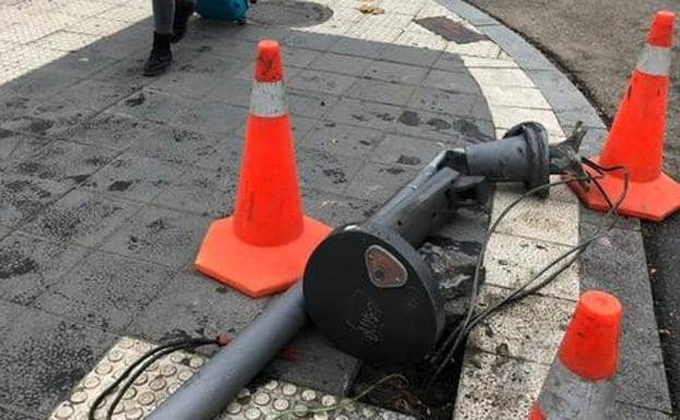 El semáforo tirado en el suelo después de que un turismo chocara con él en la calle Recondo de Valladolid.