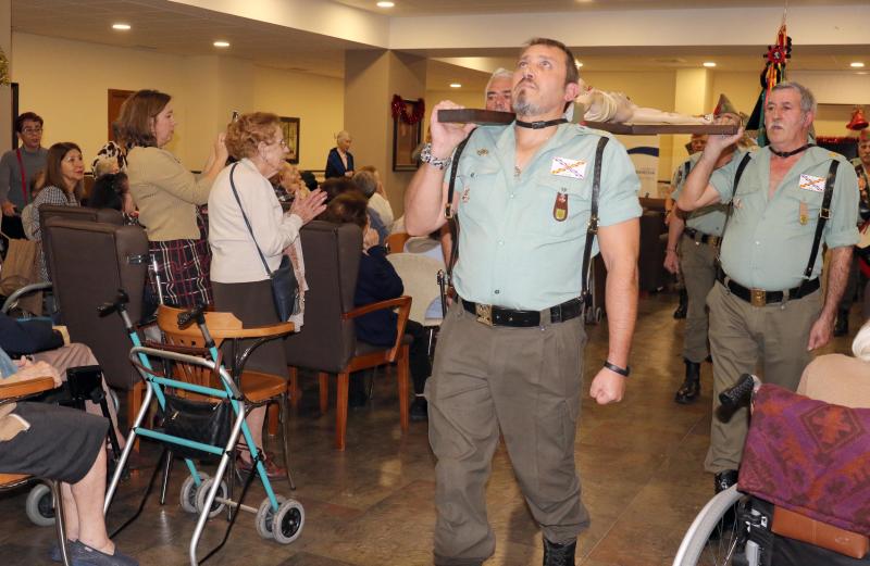 Un grupo de exlegionarios han visitado este domingo a los ancianos de la residencia Orpea de la capital vallisoletana para felicitarles la navidad. 