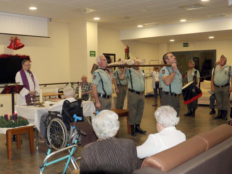 Un grupo de exlegionarios han visitado este domingo a los ancianos de la residencia Orpea de la capital vallisoletana para felicitarles la navidad. 