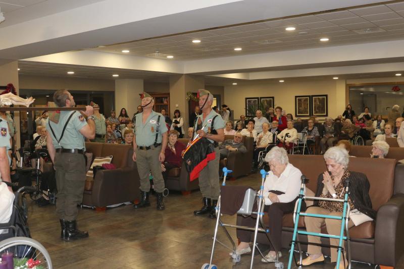 Un grupo de exlegionarios han visitado este domingo a los ancianos de la residencia Orpea de la capital vallisoletana para felicitarles la navidad. 