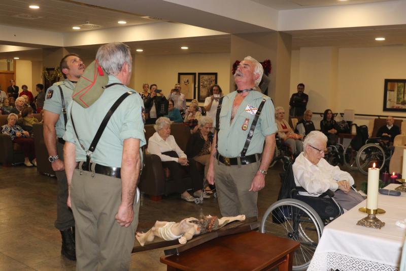Un grupo de exlegionarios han visitado este domingo a los ancianos de la residencia Orpea de la capital vallisoletana para felicitarles la navidad. 