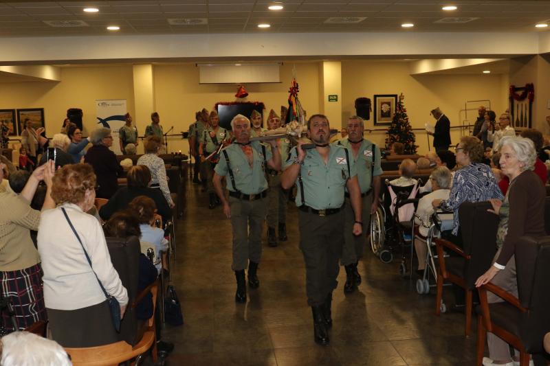 Un grupo de exlegionarios han visitado este domingo a los ancianos de la residencia Orpea de la capital vallisoletana para felicitarles la navidad. 