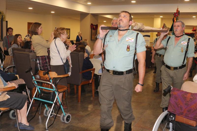 Un grupo de exlegionarios han visitado este domingo a los ancianos de la residencia Orpea de la capital vallisoletana para felicitarles la navidad. 