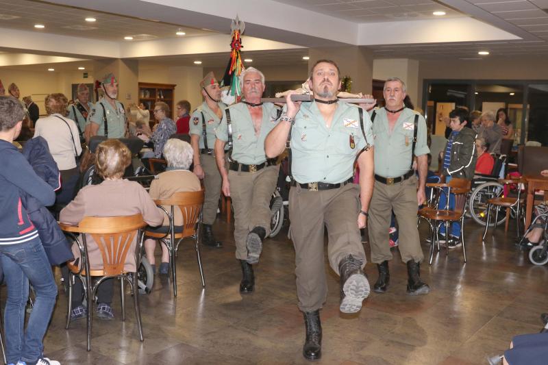 Un grupo de exlegionarios han visitado este domingo a los ancianos de la residencia Orpea de la capital vallisoletana para felicitarles la navidad. 