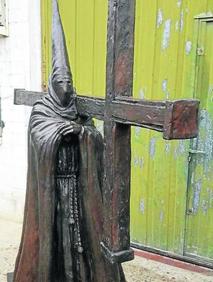 Imagen secundaria 2 - Arriba, la escultura recién salida de la forja. Abajo, a la izquierda, maqueta y trabajo en arcilla del que salió la escultura final, que se puede ver, ya acabada, abajo a la derecha. 