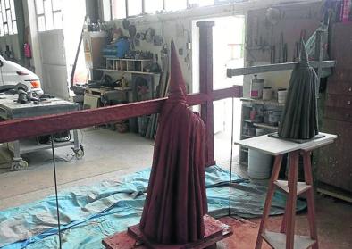 Imagen secundaria 1 - Arriba, la escultura recién salida de la forja. Abajo, a la izquierda, maqueta y trabajo en arcilla del que salió la escultura final, que se puede ver, ya acabada, abajo a la derecha. 