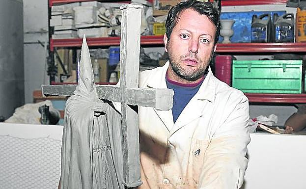 El autor de la escultura, Sergio García, con la maqueta de la obra que lucirá en Osorno en los próximos meses. 