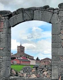 Imagen secundaria 2 - Arriba, la Iglesia de San Millán, en Sepúlveda. Abajo, el Hospital de la Magdalena, en Fuentidueña, y el Palacio de los Marqueses de Aguilafuente.